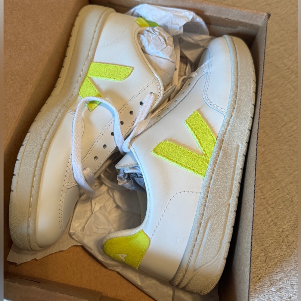 Brand New Size 7 Veja V-12 Leather Extra White Jaune Fluo